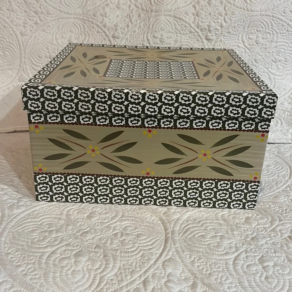 Temptations Old World 2 quart dish with‎ box